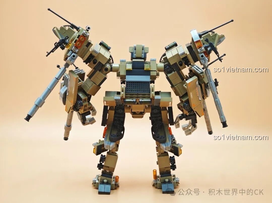 Robot Chiến Binh Ám Nguyên SEMBO 203170 nhìn từ phía sau, đứng thẳng, thể hiện sự vững chãi của mô hình.