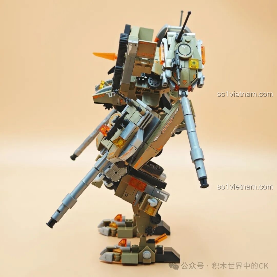 Góc nghiêng của robot Chiến Binh Ám Nguyên SEMBO 203170, khoe các chi tiết giáp và pháo lớn ở hai bên.