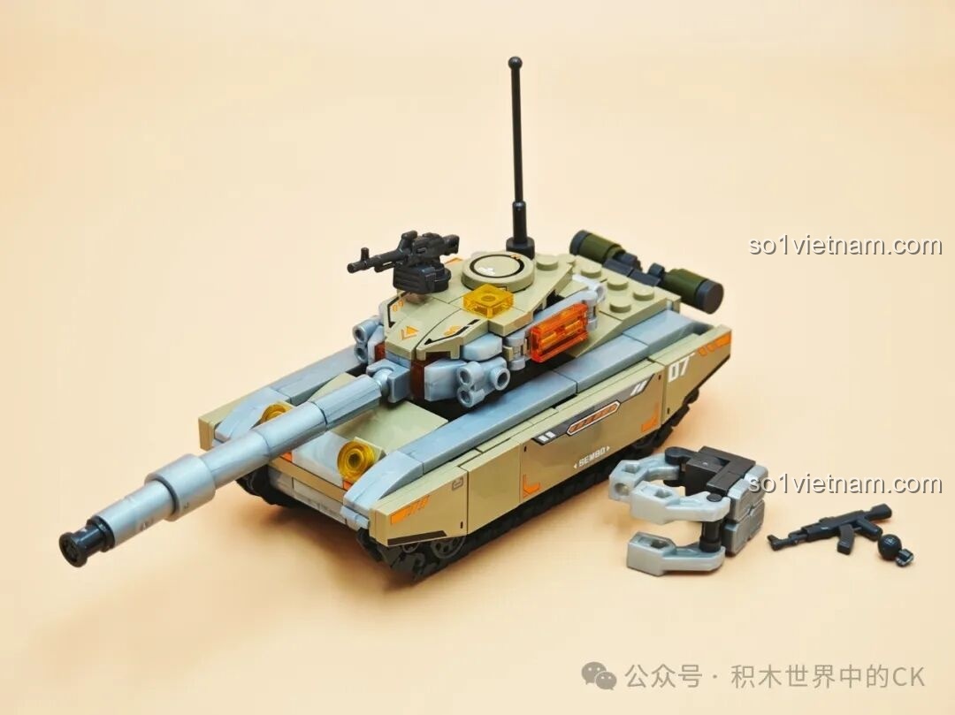 Mô hình xe bọc thép tấn công hoàn chỉnh từ bộ lắp ráp SEMBO 203170 Chiến Binh Ám Nguyên, với pháo lớn và chi tiết giáp.