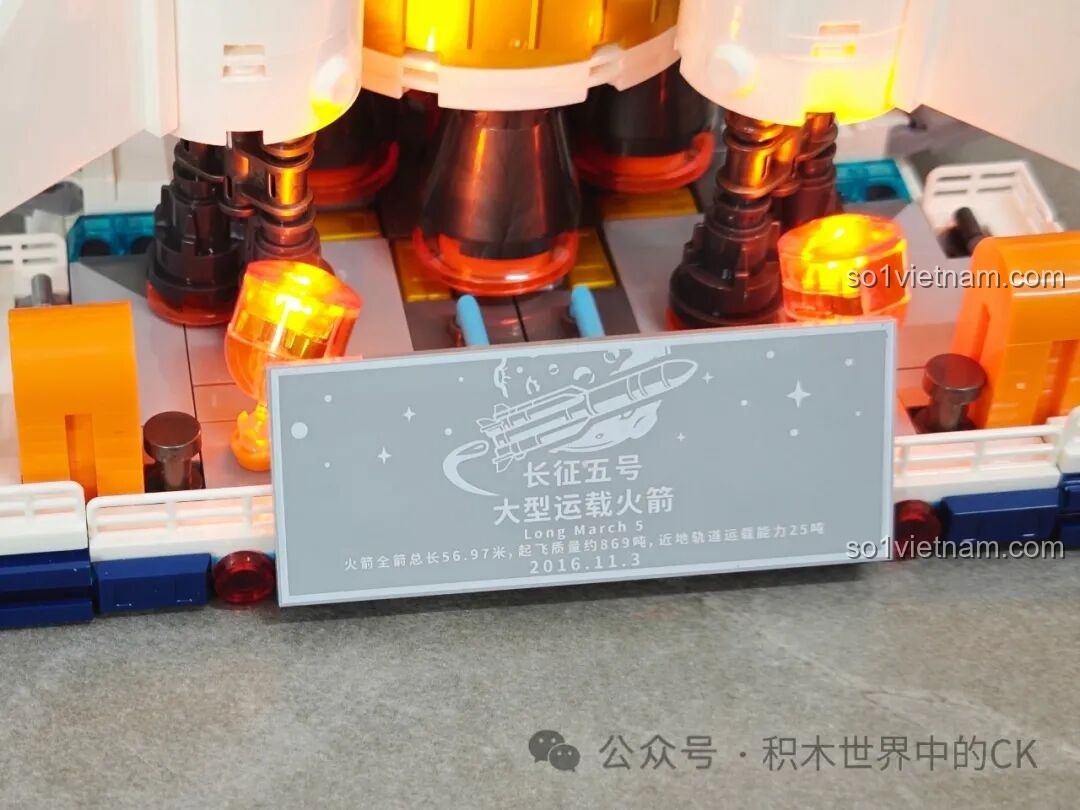 Bảng thông tin chi tiết về Tên lửa Trường Chinh 5 trên đế phóng của mô hình Sembo 203365, tăng tính giáo dục