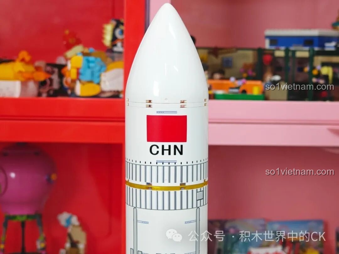 Chi tiết chóp tên lửa của Sembo 203365 Tên lửa Vận tải Trường Chinh 5 với lá cờ và chữ CHN, thể hiện sự chân thực