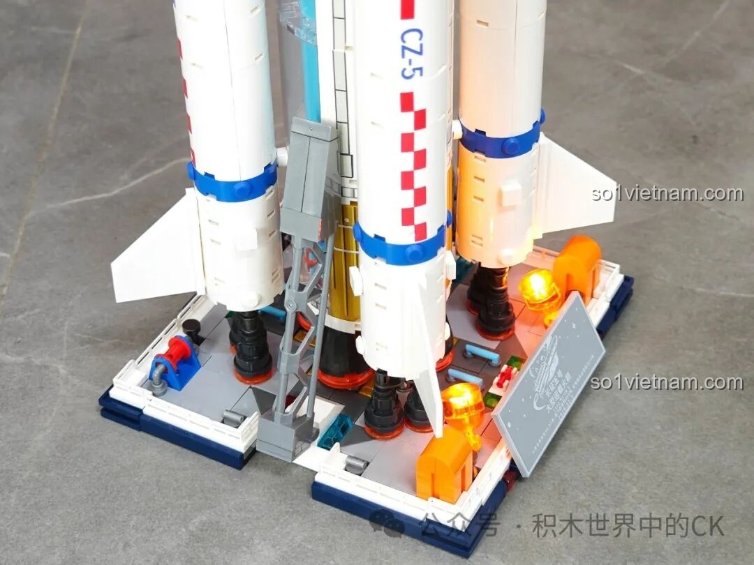 Cận cảnh đế phóng của Sembo 203365 Tên lửa Vận tải Trường Chinh 5 với các trụ đỡ và đèn tín hiệu, rất chân thực