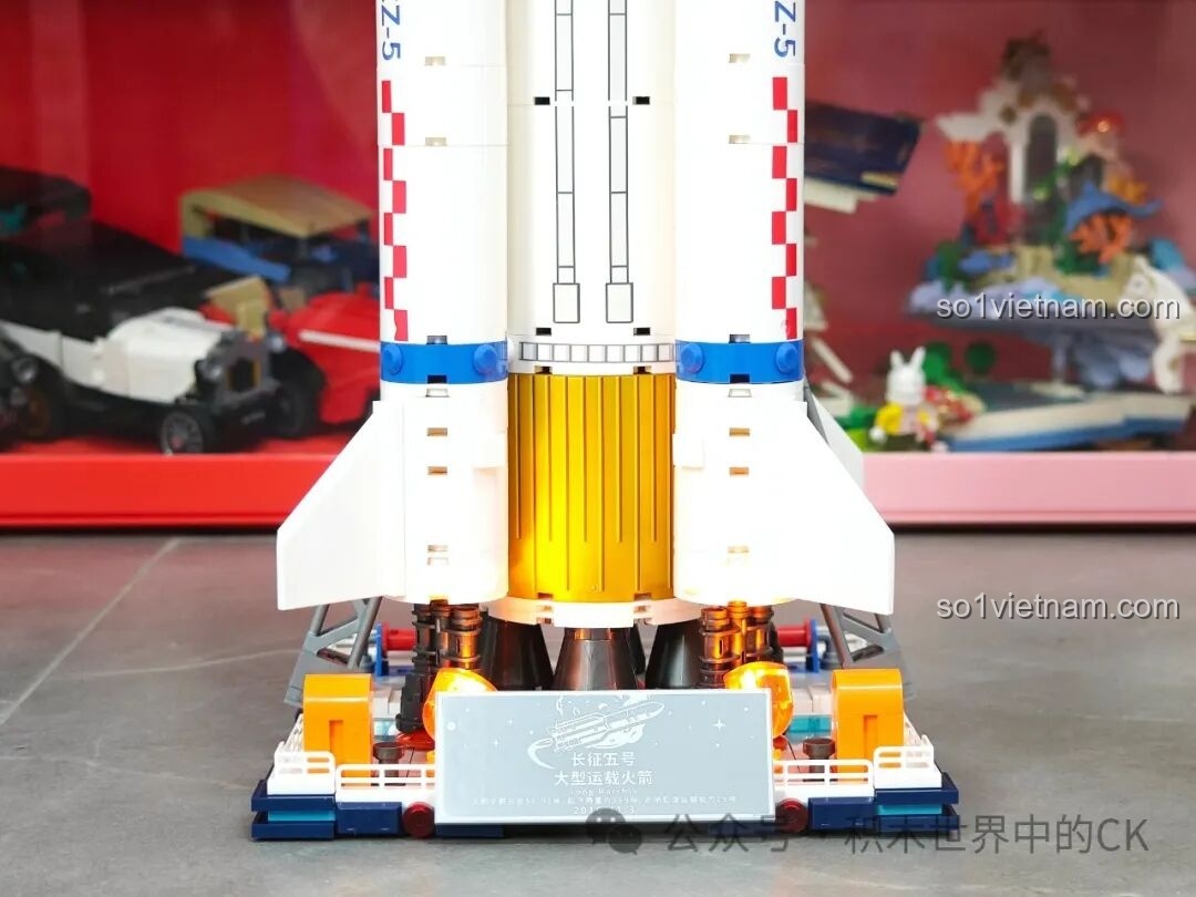 Chi tiết đế phóng của Sembo 203365 Tên lửa Vận tải Trường Chinh 5 với hệ thống đèn LED sáng rực, tạo hiệu ứng ấn tượng
