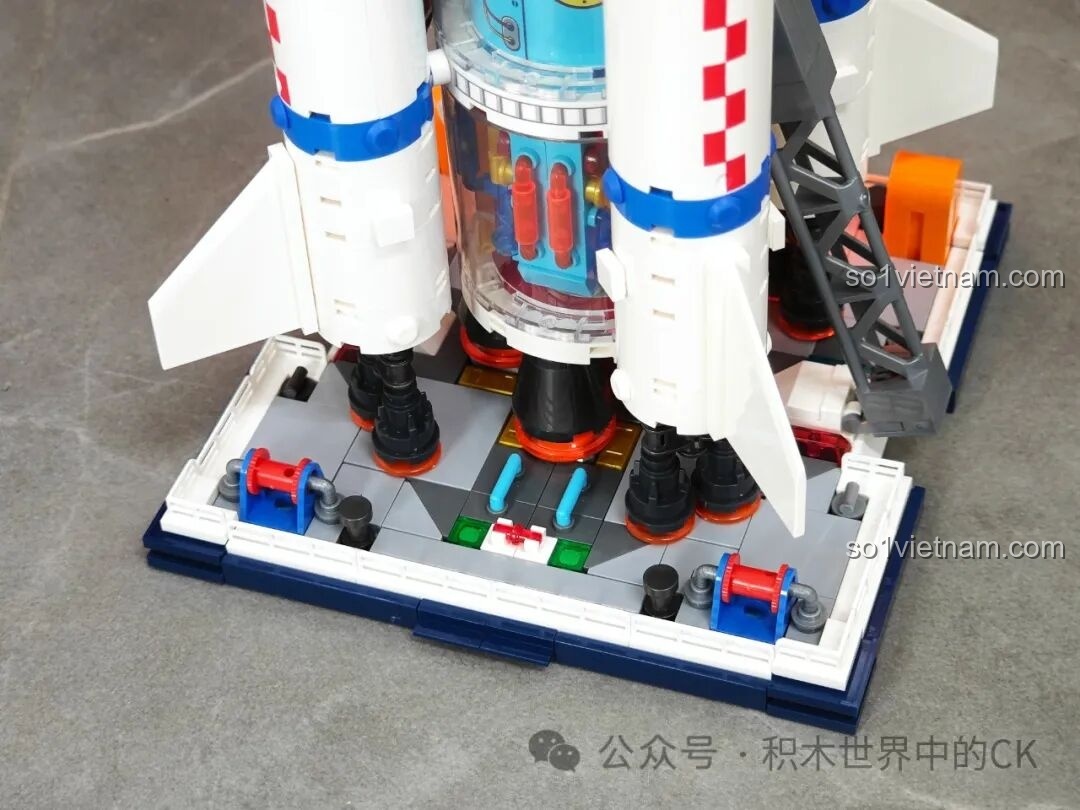 Một góc nhìn khác về đế phóng của Sembo 203365 Tên lửa Vận tải Trường Chinh 5, với các đường ống và chi tiết kỹ thuật