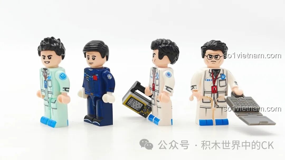 Góc nhìn chéo của 4 minifigures phi hành gia Sembo 203365 Tên lửa Vận tải Trường Chinh 5, tạo dáng năng động
