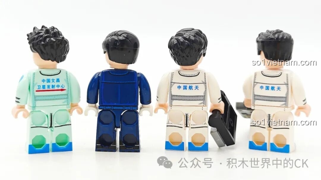 Mặt sau của 4 minifigures phi hành gia Sembo 203365 Tên lửa Vận tải Trường Chinh 5, thể hiện các chi tiết in ấn sắc nét