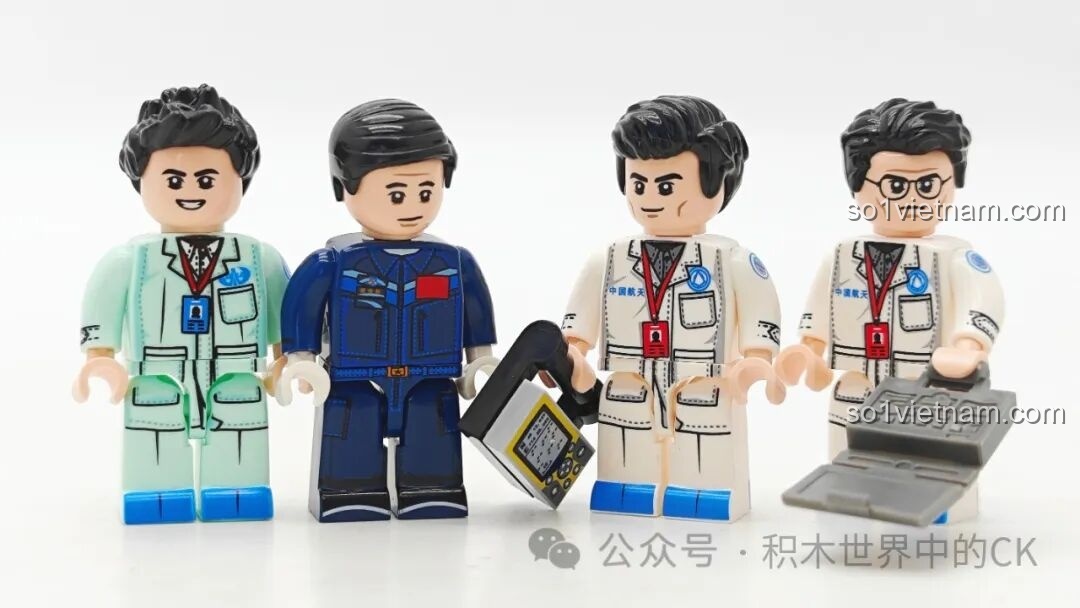 Bốn minifigures phi hành gia đi kèm bộ Sembo 203365 Tên lửa Vận tải Trường Chinh 5, thiết kế chi tiết với phụ kiện