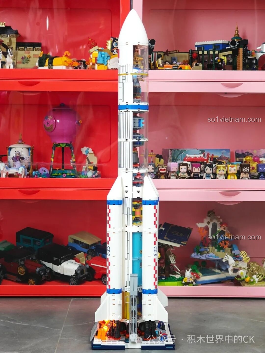 Mô hình Sembo 203365 Tên lửa Vận tải Trường Chinh 5 với một bên thân được mở ra, lộ cấu trúc bên trong phức tạp