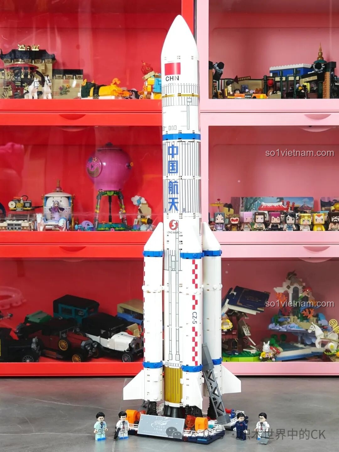 Mô hình Sembo 203365 Tên lửa Vận tải Trường Chinh 5 hoàn chỉnh cùng 4 minifigures phi hành gia trên đế phóng, sẵn sàng trưng bày