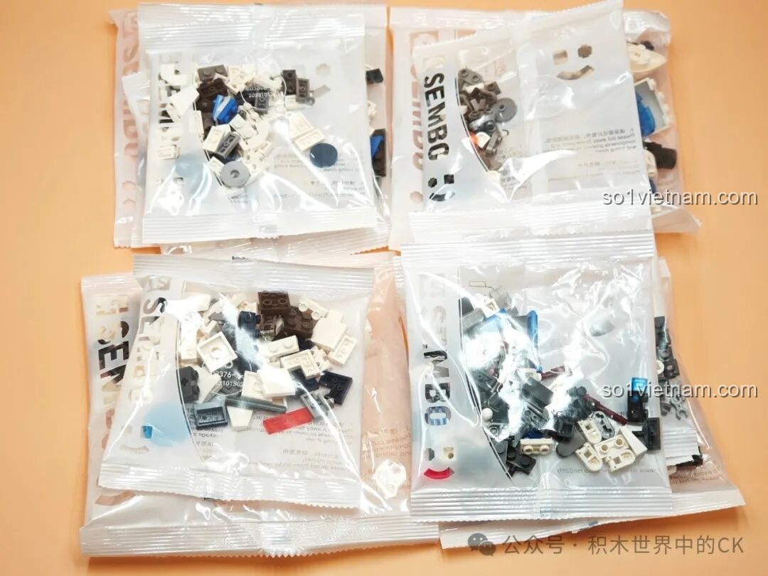 Mô hình phi thuyền chiến đấu từ bộ lắp ráp SEMBO 203376 Tuần Tra Thám Hiểm, với cánh và buồng lái trong suốt.