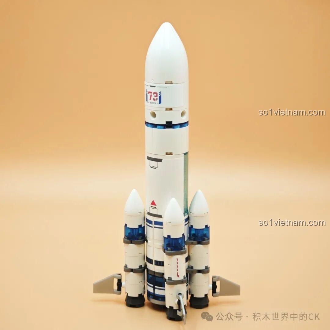 Tập hợp các mô hình phương tiện không gian nhỏ từ bộ lắp ráp SEMBO 203376 Tuần Tra Thám Hiểm, bao gồm phi thuyền, tên lửa, vệ tinh và xe thám hiểm.