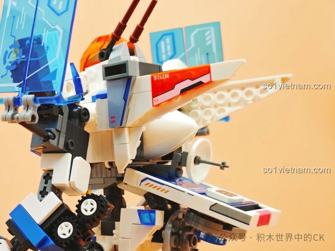 Cận cảnh cánh tay phụ của robot Tuần Tra Thám Hiểm SEMBO 203376, với các chi tiết động cơ và giáp.