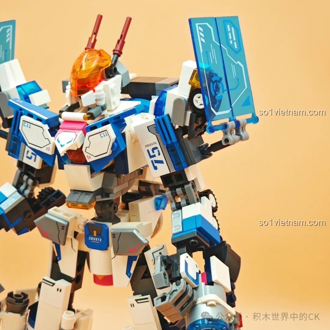 Cận cảnh cánh tay của robot Tuần Tra Thám Hiểm SEMBO 203376, với các chi tiết giáp và bánh xe nhỏ.