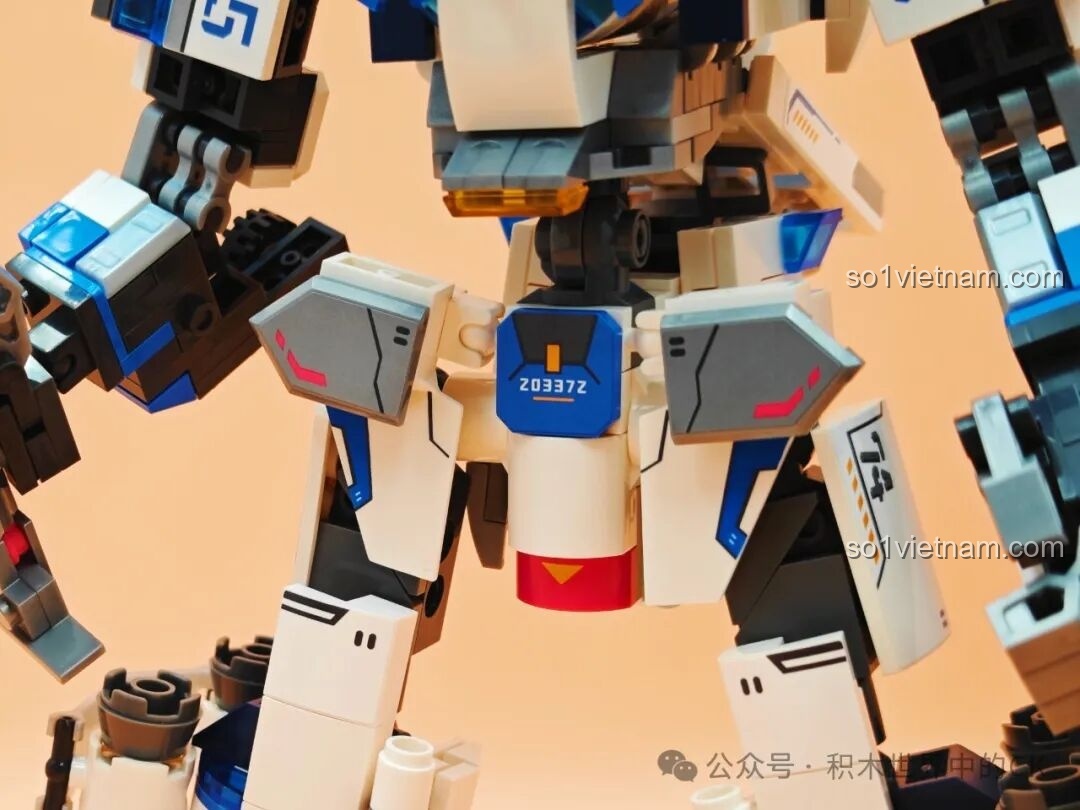 Cận cảnh phần chân dưới của robot Tuần Tra Thám Hiểm SEMBO 203376, với các chi tiết động cơ và giáp.