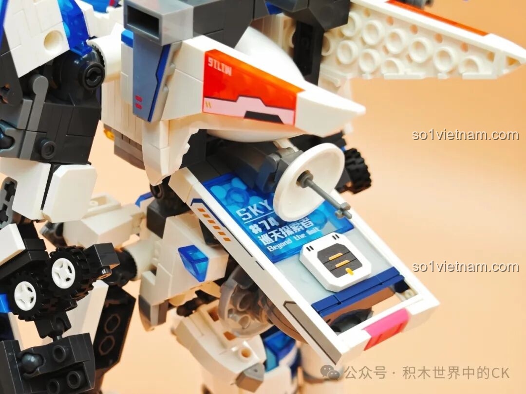 Cận cảnh phần chân sau của robot Tuần Tra Thám Hiểm SEMBO 203376, với các chi tiết động cơ và giáp.