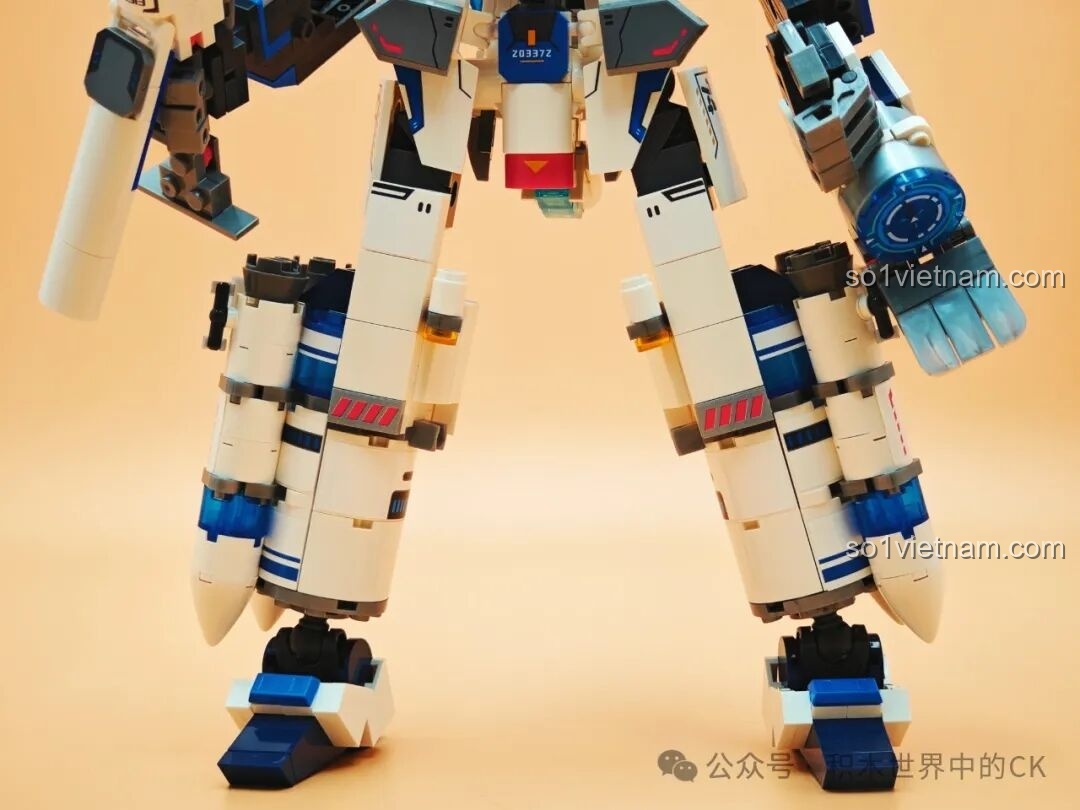 Cận cảnh phần chân trên của robot Tuần Tra Thám Hiểm SEMBO 203376, với các chi tiết giáp và khớp nối.