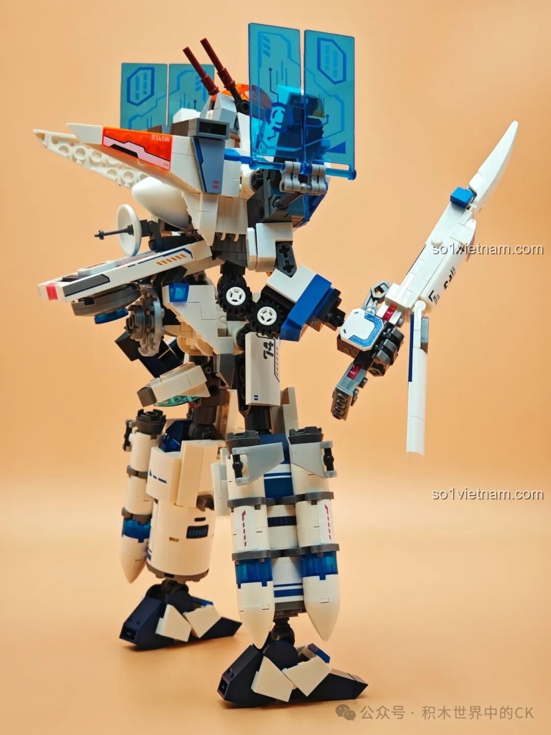 Cận cảnh phần đầu của robot Tuần Tra Thám Hiểm SEMBO 203376, với buồng lái trong suốt và ăng-ten.