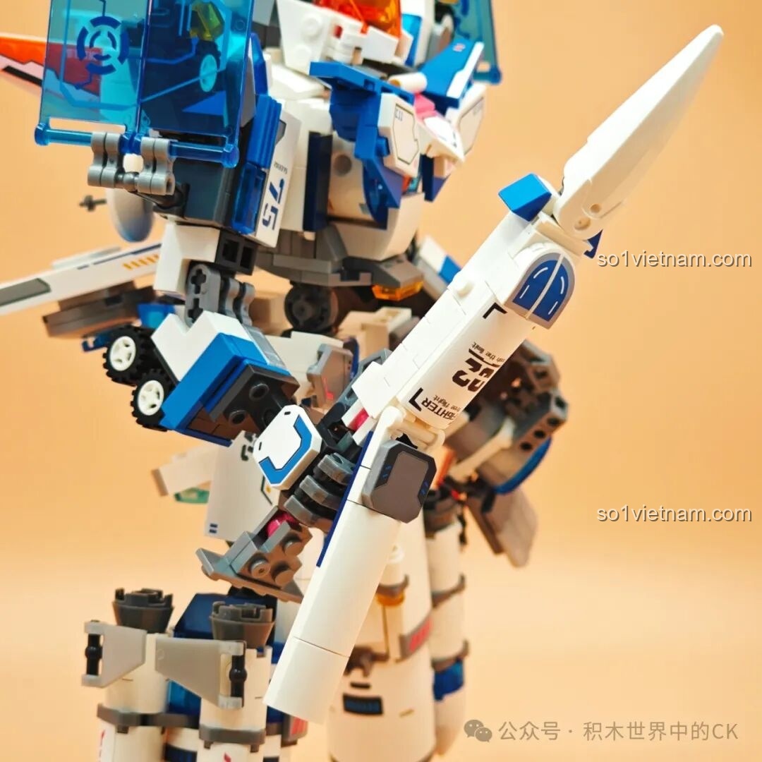 Cận cảnh phần lưng của robot Tuần Tra Thám Hiểm SEMBO 203376, với các chi tiết ăng-ten và động cơ.