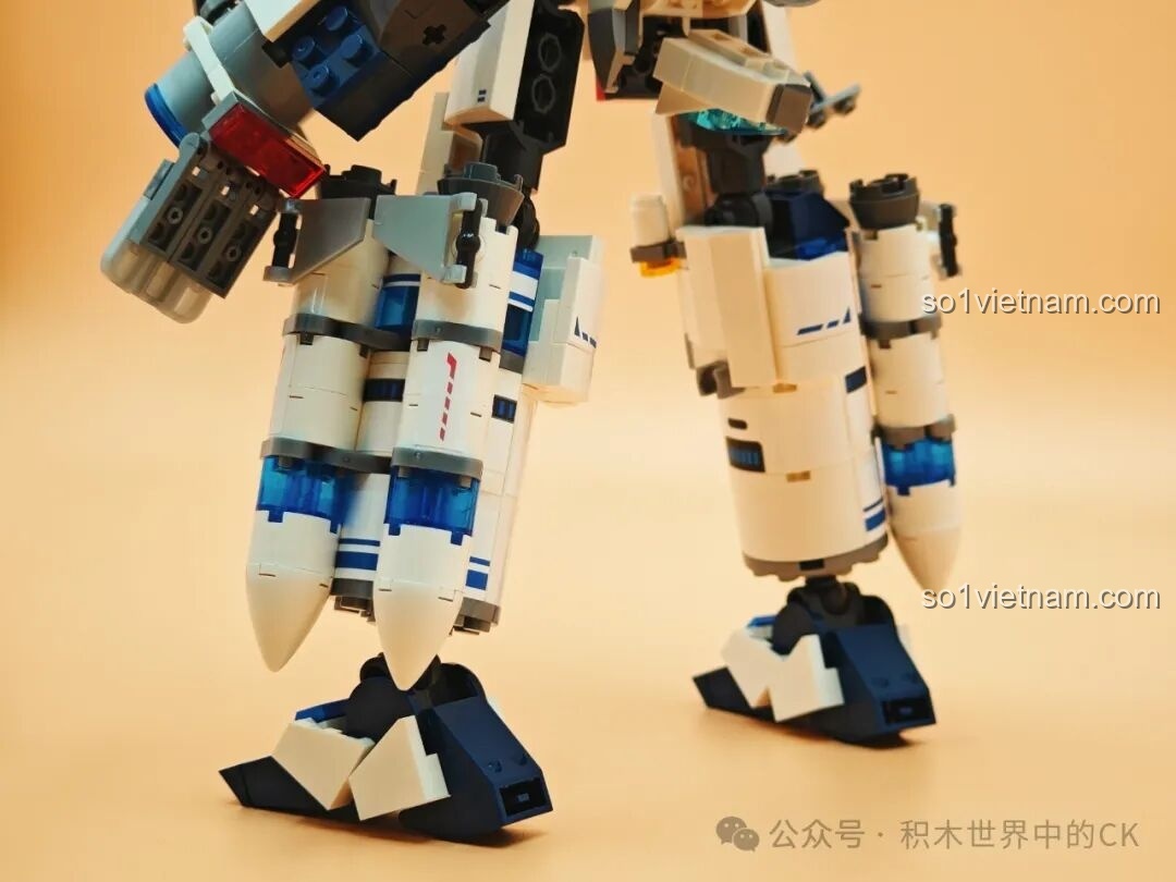 Cận cảnh phần mặt của robot Tuần Tra Thám Hiểm SEMBO 203376, với buồng lái trong suốt và ăng-ten.