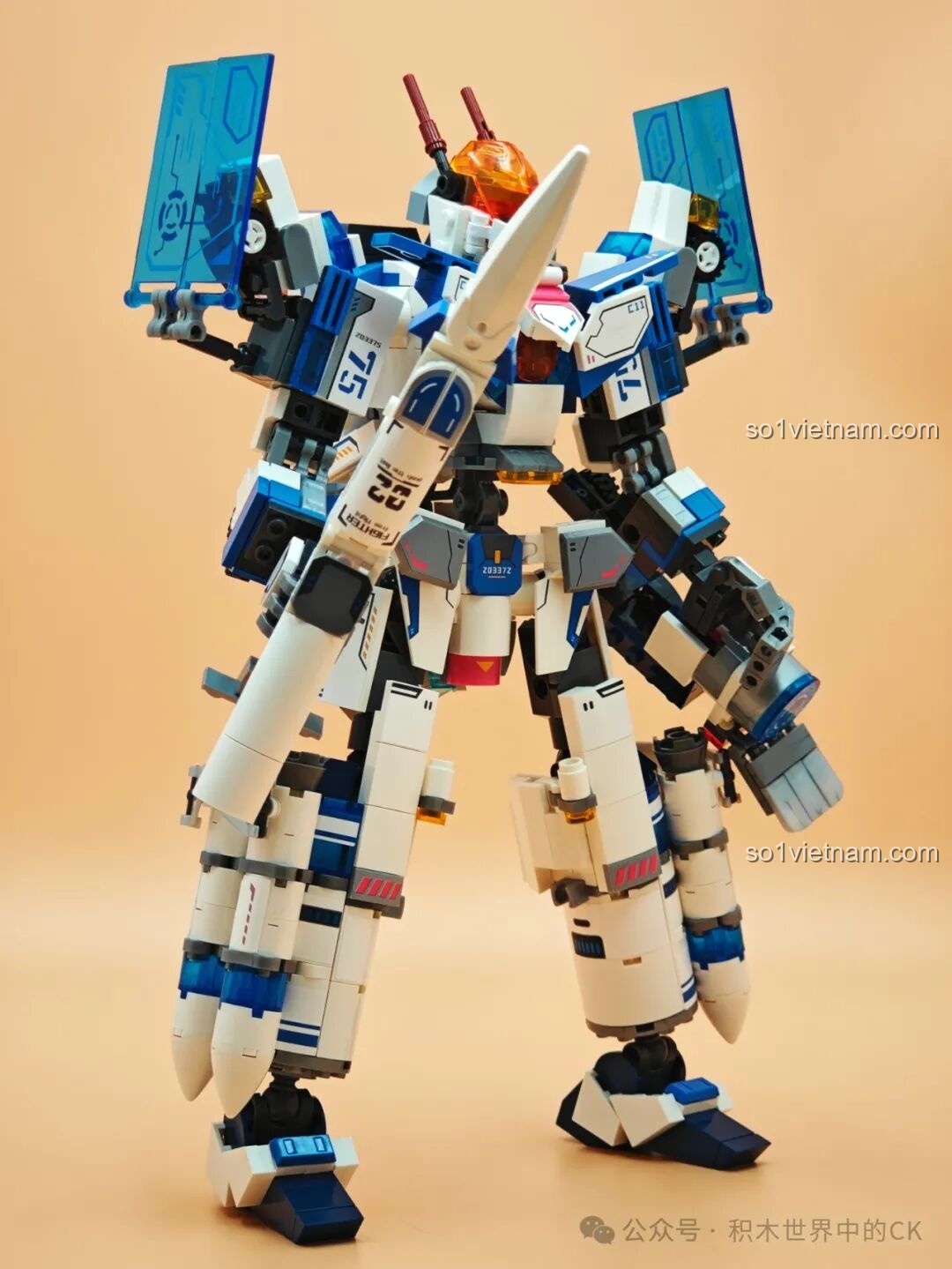 Cận cảnh phần ngực của robot Tuần Tra Thám Hiểm SEMBO 203376, với các chi tiết giáp và ký hiệu.