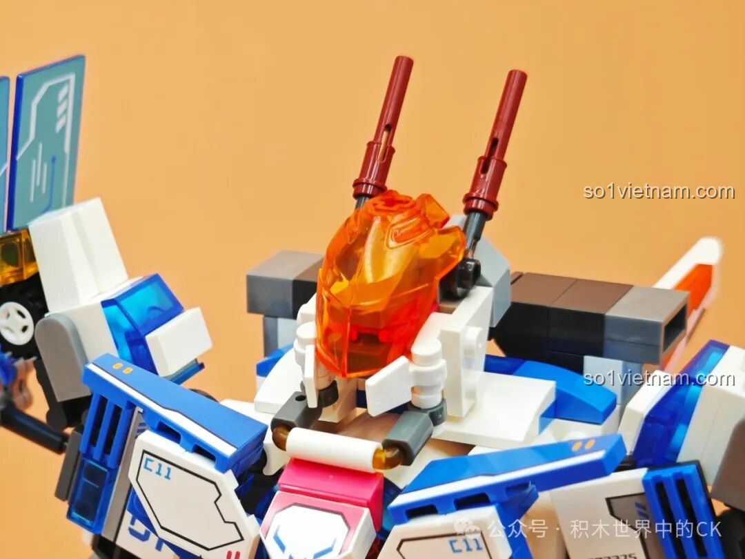 Cận cảnh phần vai của robot Tuần Tra Thám Hiểm SEMBO 203376, với cánh năng lượng trong suốt và chi tiết động cơ.