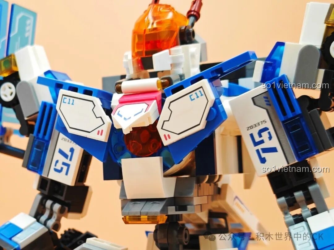 Cận cảnh vũ khí cầm tay của robot Tuần Tra Thám Hiểm SEMBO 203376, với thiết kế sắc bén và chi tiết.