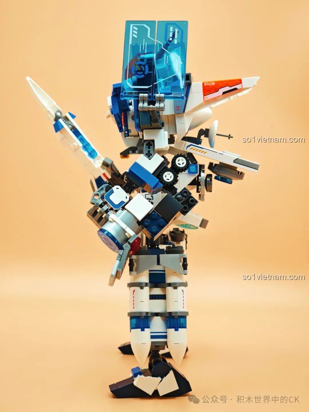 Robot Tuần Tra Thám Hiểm SEMBO 203376 trong tư thế cầm vũ khí, sẵn sàng chiến đấu.