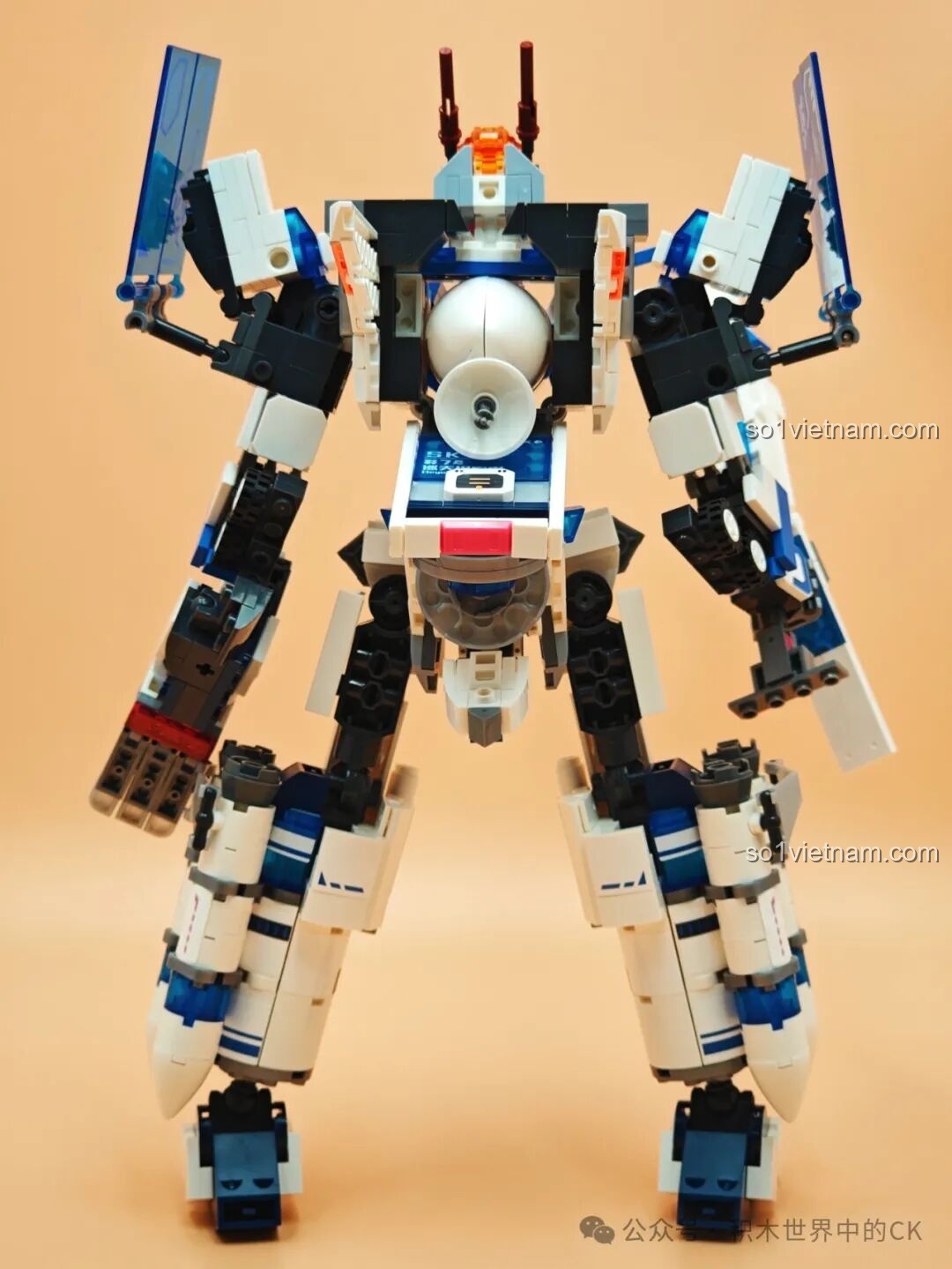 Robot Tuần Tra Thám Hiểm SEMBO 203376 đứng thẳng, đối diện người xem, khoe toàn bộ thiết kế.