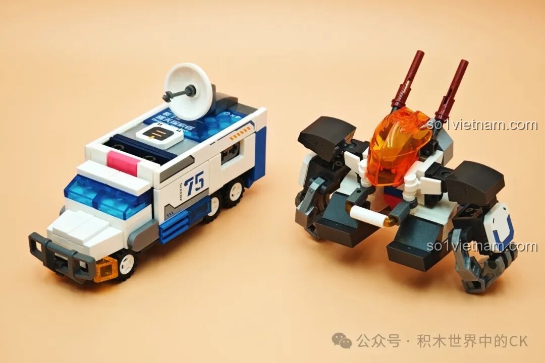 Robot Tuần Tra Thám Hiểm SEMBO 203376 đứng thẳng, khoe toàn bộ thiết kế hiện đại và các chi tiết vũ khí.