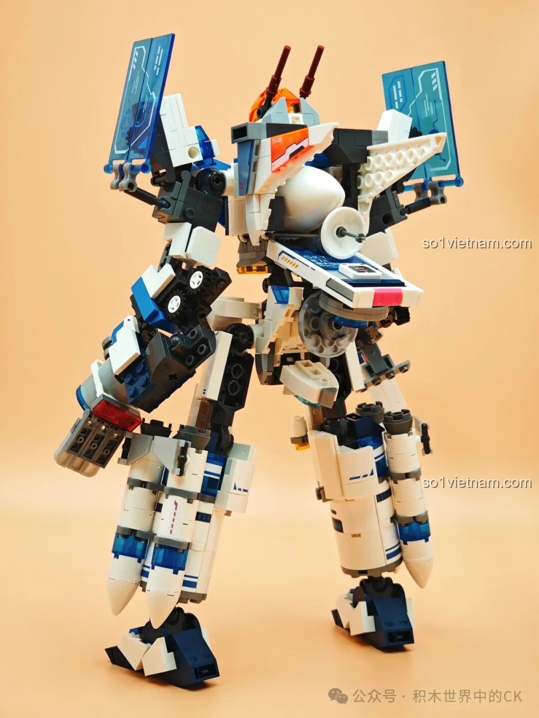 Robot Tuần Tra Thám Hiểm SEMBO 203376 trong tư thế tấn công, một chân hơi khuỵu xuống, đầy uy lực.