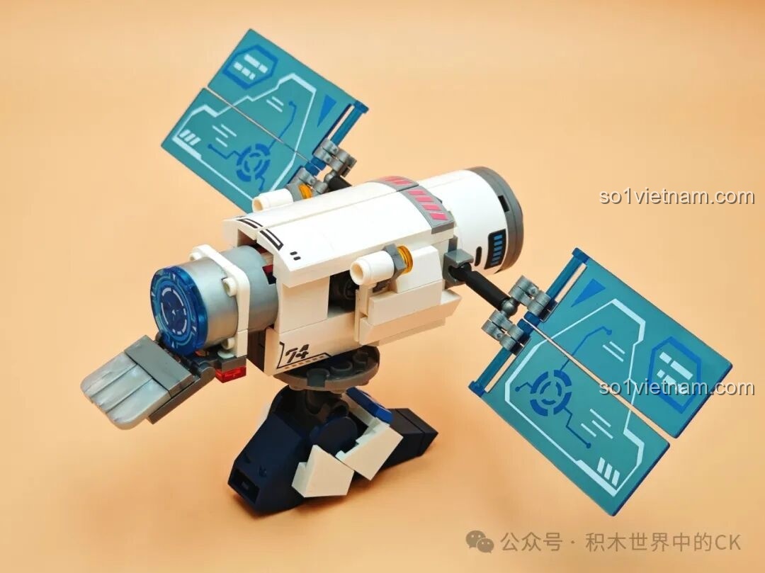 Mô hình robot Tuần Tra Thám Hiểm SEMBO 203376 đã hoàn thành, đứng thẳng oai vệ với vũ khí và cánh năng lượng.