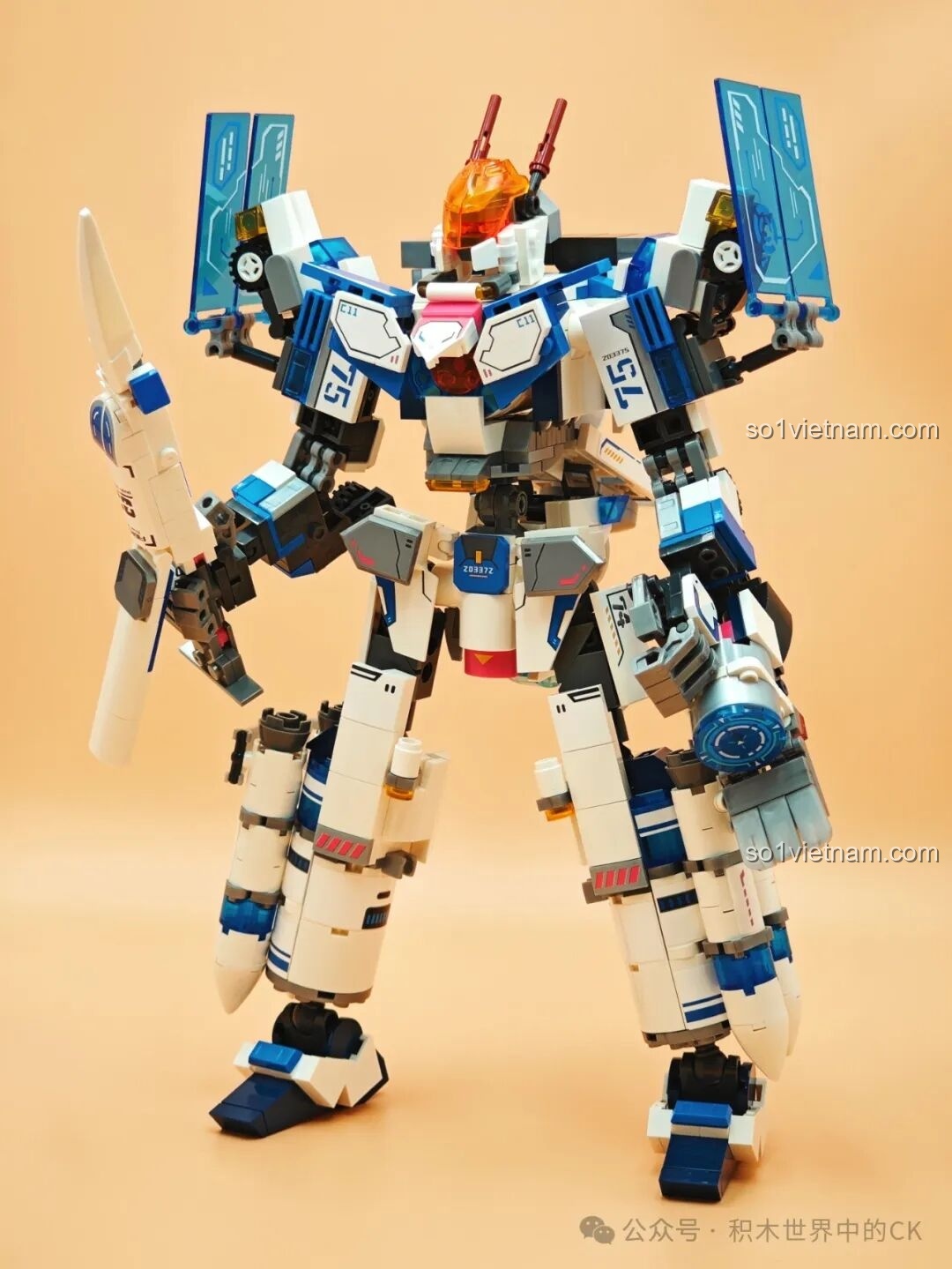 Góc nghiêng phải của robot Tuần Tra Thám Hiểm SEMBO 203376, với các chi tiết giáp và động cơ.