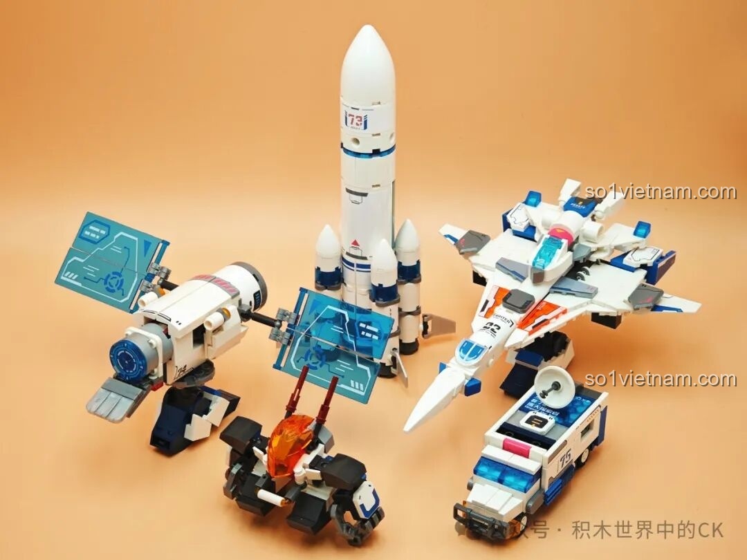 Góc nghiêng trái của robot Tuần Tra Thám Hiểm SEMBO 203376, hiển thị vũ khí cầm tay và cánh năng lượng.