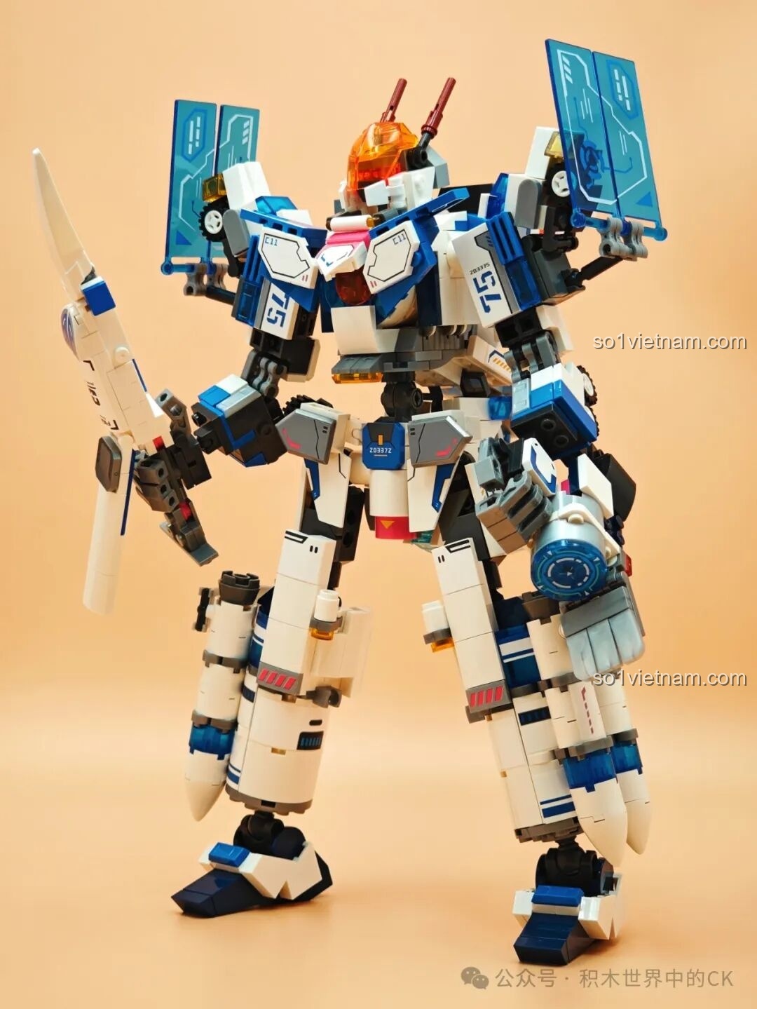 Mặt sau của robot Tuần Tra Thám Hiểm SEMBO 203376, hiển thị các chi tiết động cơ và ăng-ten.