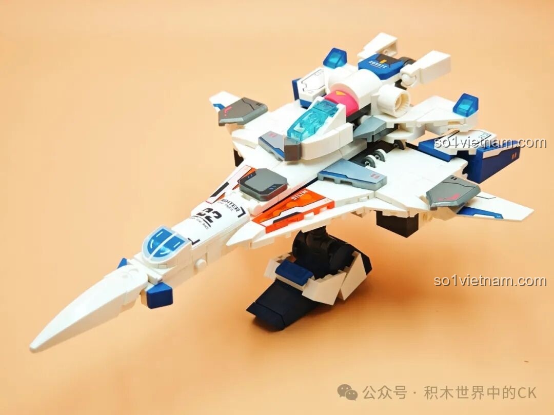 Mô hình tên lửa đẩy từ bộ lắp ráp SEMBO 203376 Tuần Tra Thám Hiểm, với các tầng và cánh phụ.