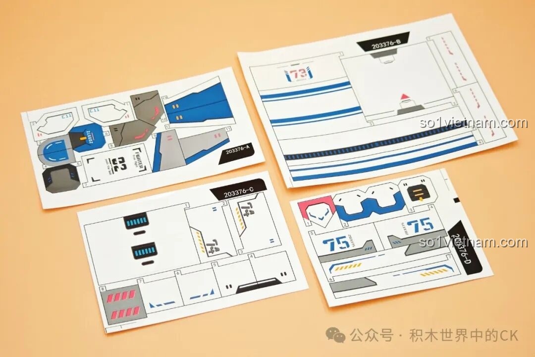 Các túi mảnh ghép được phân loại của bộ đồ chơi lắp ráp SEMBO 203376 Tuần Tra Thám Hiểm, với các mảnh màu trắng và xanh.