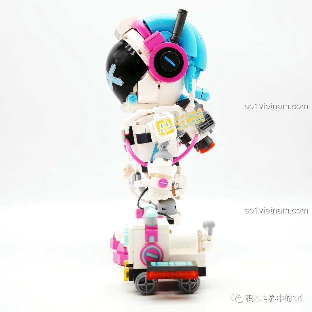 Góc nhìn bên phải của mô hình lắp ráp phi hành gia Sembo 203401, khoe các chi tiết máy móc và phụ kiện bên hông.