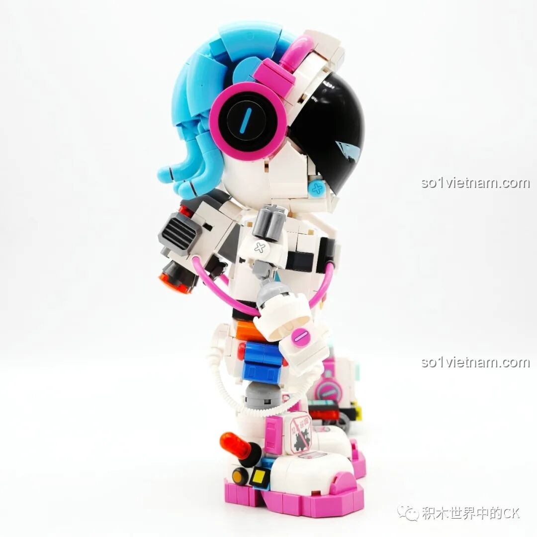 Góc nhìn bên trái của mô hình phi hành gia Sembo 203401, cho thấy các chi tiết vũ khí và phụ kiện.