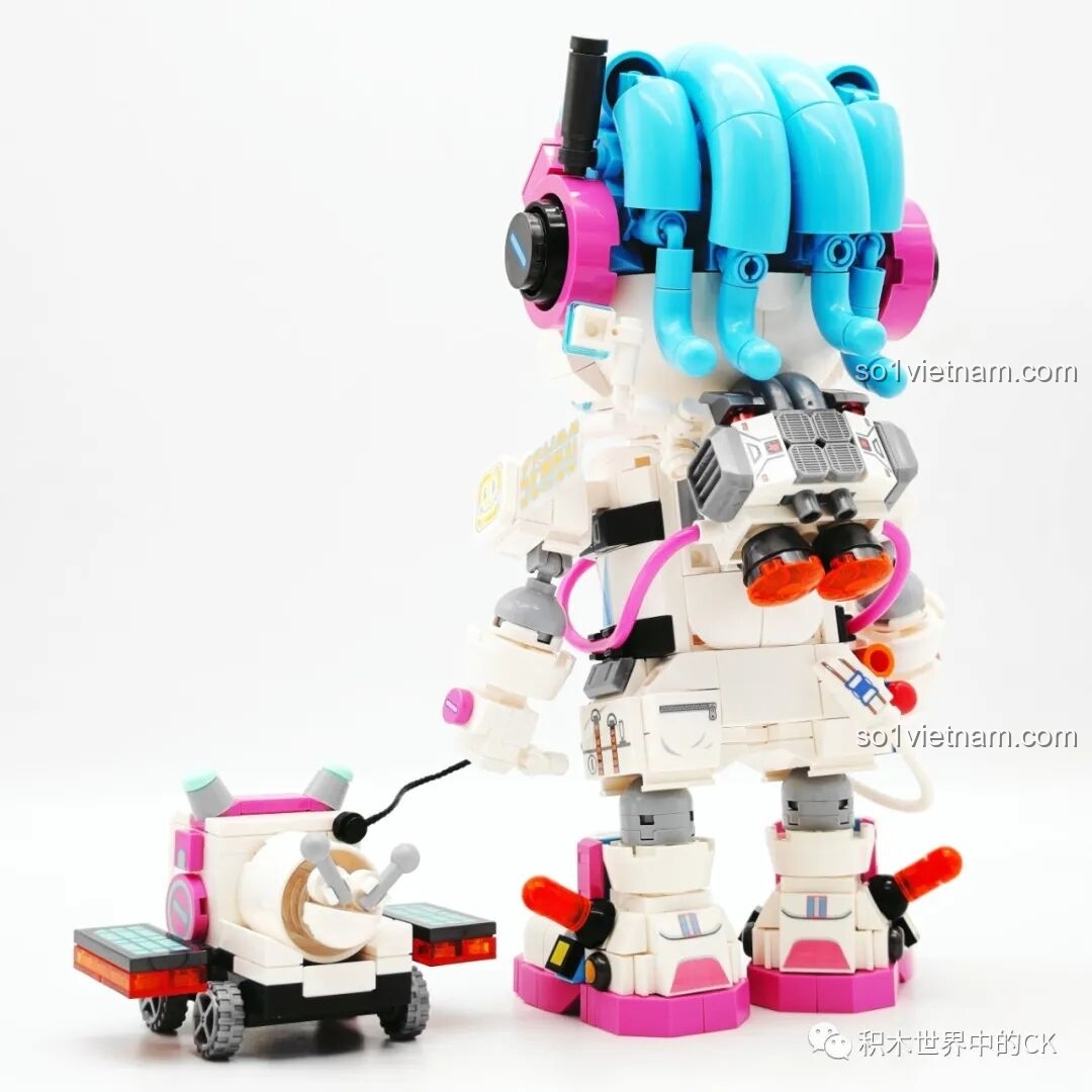 Mặt sau của mô hình Sembo 203401 với điểm nhấn là mái tóc xanh và bộ động cơ phản lực chi tiết.