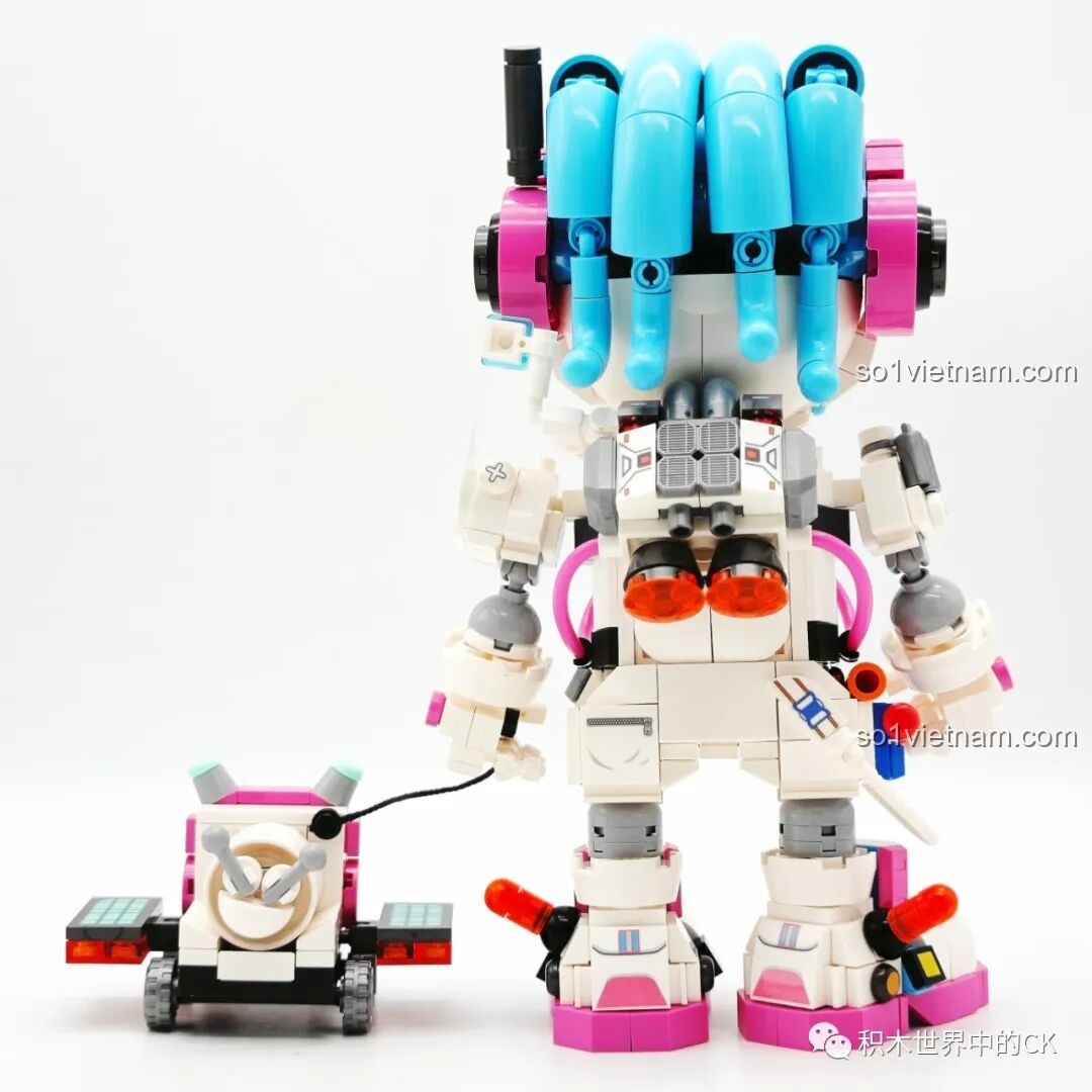 Góc nhìn từ phía sau bên phải của figure lắp ráp Sembo 203401, cho thấy sự phức tạp của các chi tiết.