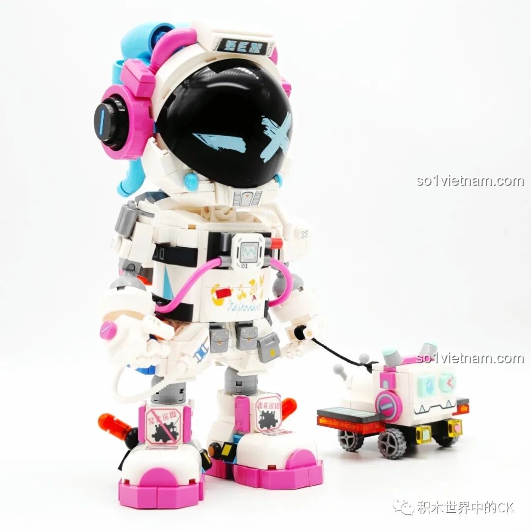 Hình ảnh mô hình phi hành gia Sembo 203401 đang dắt chú chó robot Bobo bằng một sợi dây, tạo nên một cảnh tượng đáng yêu.