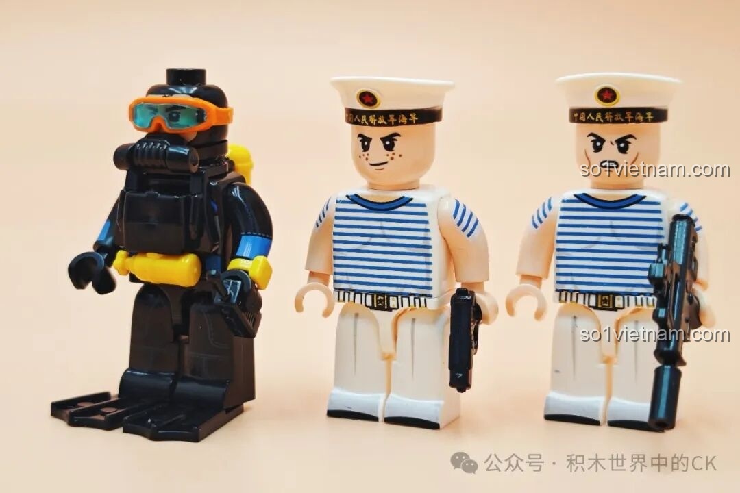 Mô hình Tàu Ngầm Hạt Nhân SEMBO 208043 nhìn từ bên cạnh