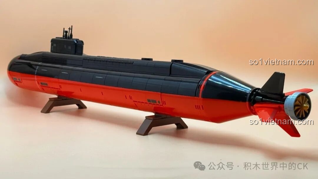 Mô hình Tàu Ngầm Hạt Nhân SEMBO 208043 trên giá đỡ