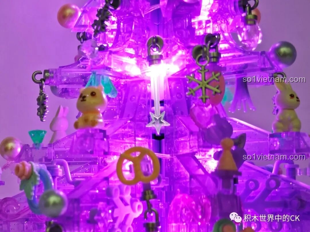 Cây thông Giáng sinh SEMBO 605029 lung linh khi bật đèn LED.