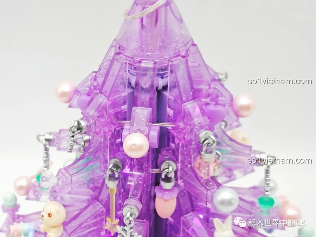 Cận cảnh các chi tiết nhỏ trên cây thông Giáng sinh SEMBO 605029.