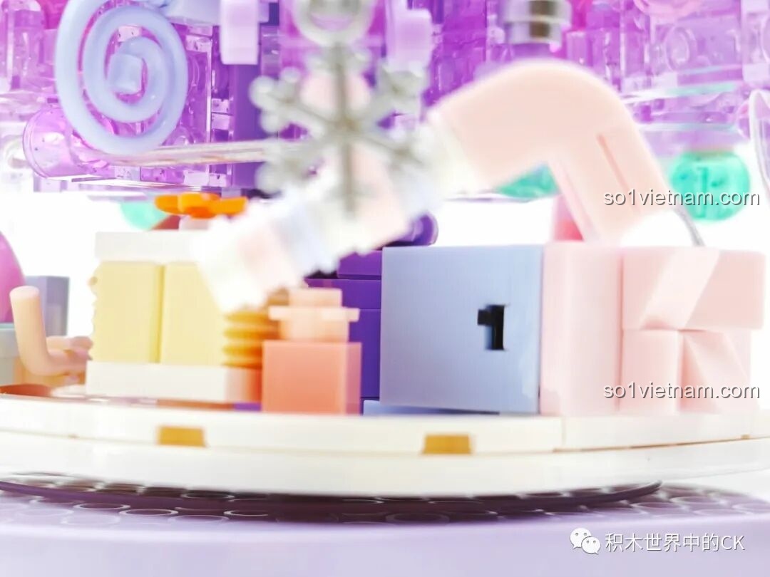 Cận cảnh phần đế của mô hình Cây Thông Giáng Sinh SEMBO 605029 với các chi tiết trang trí.