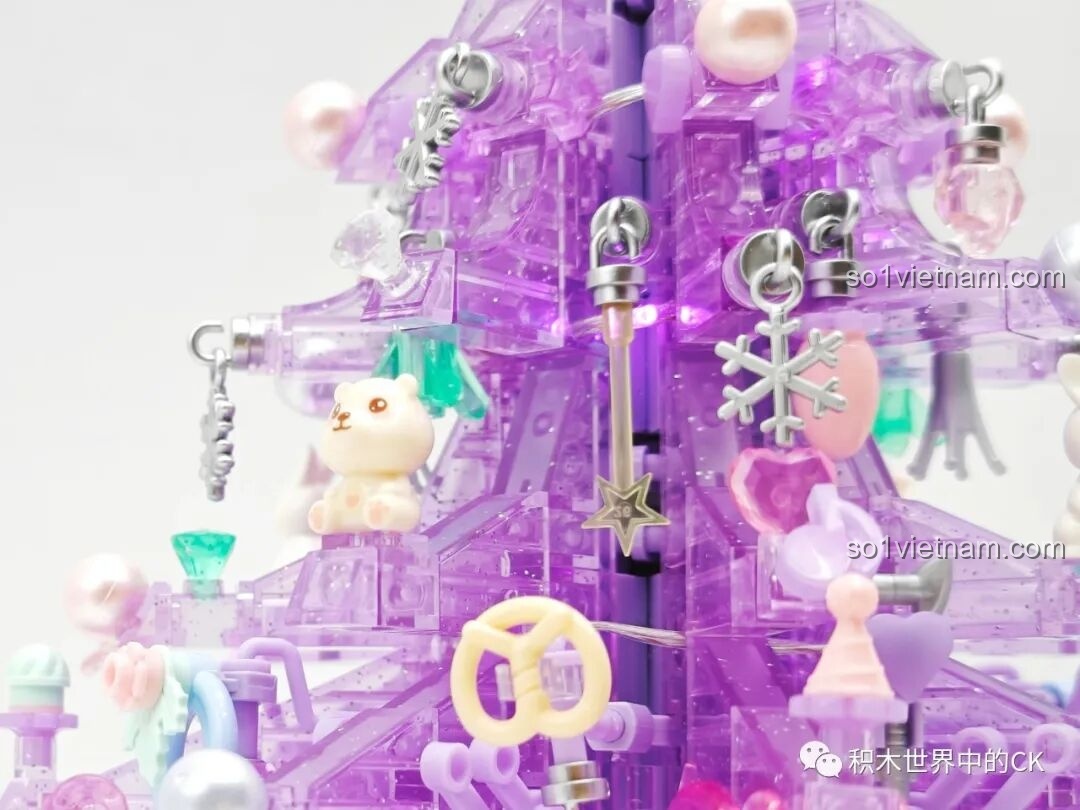 Chi tiết các phụ kiện trang trí như gấu, thỏ, bông tuyết trên cây thông Giáng sinh SEMBO 605029.