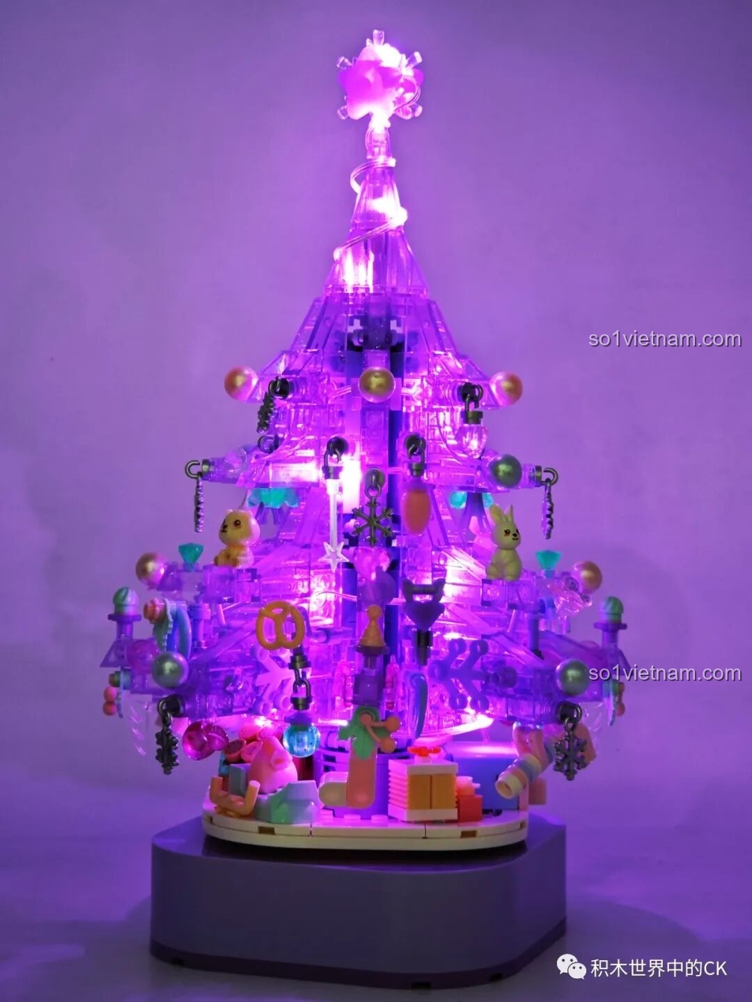 Mô hình Cây Thông Giáng Sinh SEMBO 605029 khi chưa bật đèn.