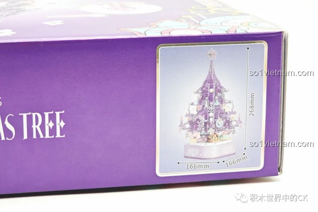 Kích thước chi tiết của mô hình Cây Thông Giáng Sinh SEMBO 605029 được in rõ ràng trên cạnh hộp.