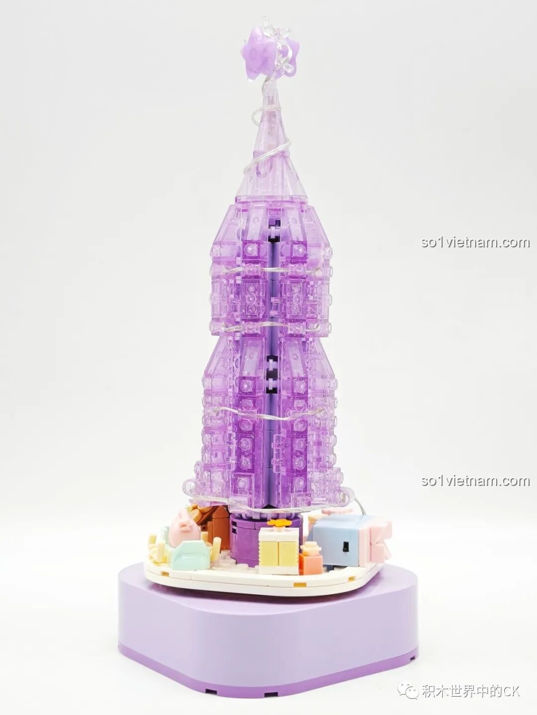 Các mảnh ghép của bộ mô hình Cây Thông Giáng Sinh SEMBO 605029 được phân loại và sẵn sàng cho quá trình lắp ráp.